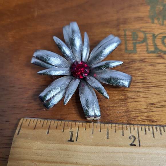 Vintage Silver Tone Daisy with Red Rhinestone Centre Brooch - Picture 9 of 9
